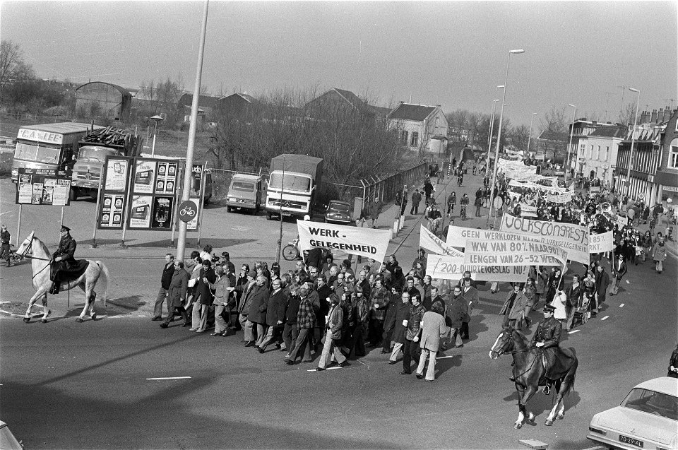 Anti-werkloosheidsdemonstratie in Utrecht overzicht van stoet onderweg, Bestanddeelnr 927-7703