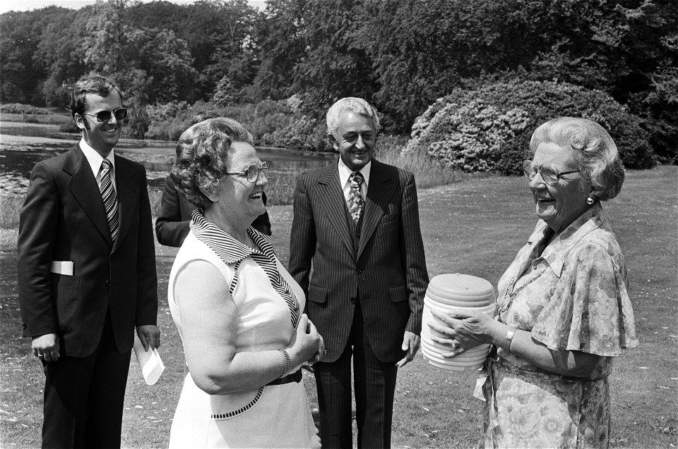 HM ontvangt vaatje haring op Soestdijk, mevr J P van der Horst Baak biedt HM , Bestanddeelnr 928-6357