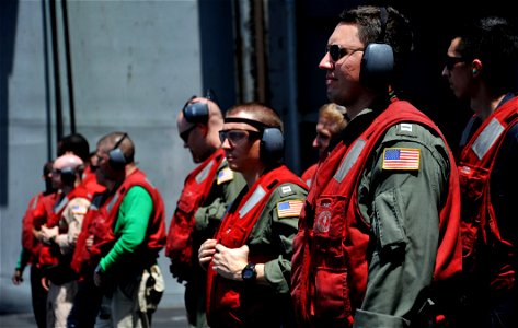 USS George H.W. Bush (CVN 77) 140601-N-CS564-043 (14150105137)