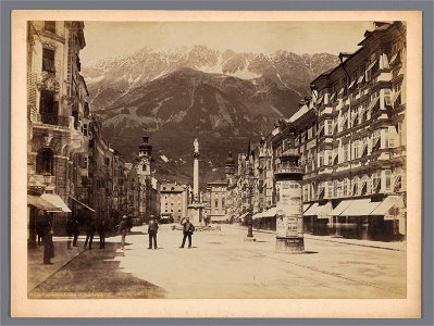 Maria-Theresienstrasse in Innsbruck (titel op object) Gezicht op de Maria-Theresienstrasse in Innsbruck, RP-F-F02172