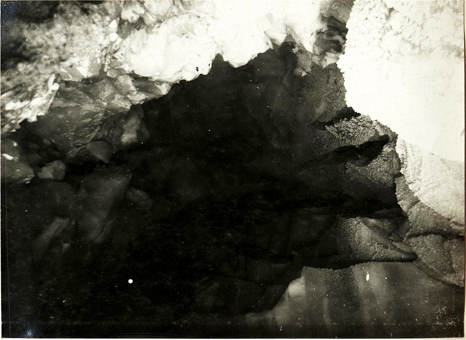 Marmolatagletscher, Gang durch eine Spalte. (BildID 15419282)
