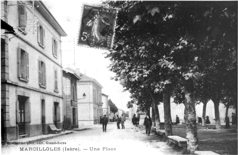 Marcilolles, une place en 1911, p 118 de L'Isère les 533 communes - L Charvat phot-édit à Grand-Serre