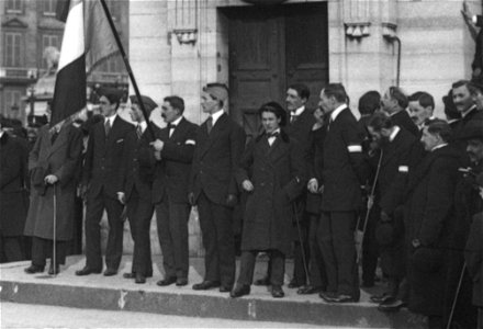 Manifestation patriotique d'étudiants le 9 mars 1913 à la statue de Strasbourg place de la Concorde - Cliché agence Rol - On voit une faluche photo