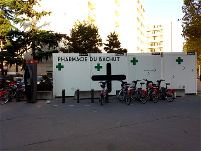 Lyon 8e - Avenue Jean Mermoz, station Vélo'v et locaux temporaires de la pharmacie du Bachut photo