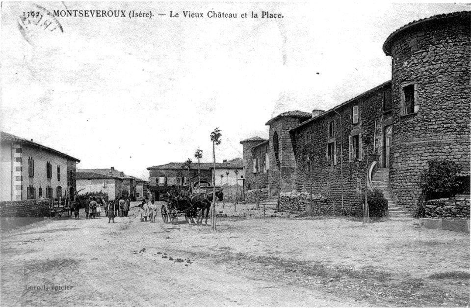 Montseveroux, le vieux chateau et la place en 192, p137 de L'Isère les 533 communes - Garcel, épicier