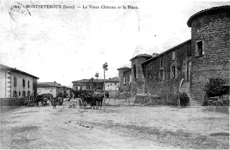 Montseveroux, le vieux chateau et la place en 192, p137 de L'Isère les 533 communes - Garcel, épicier photo