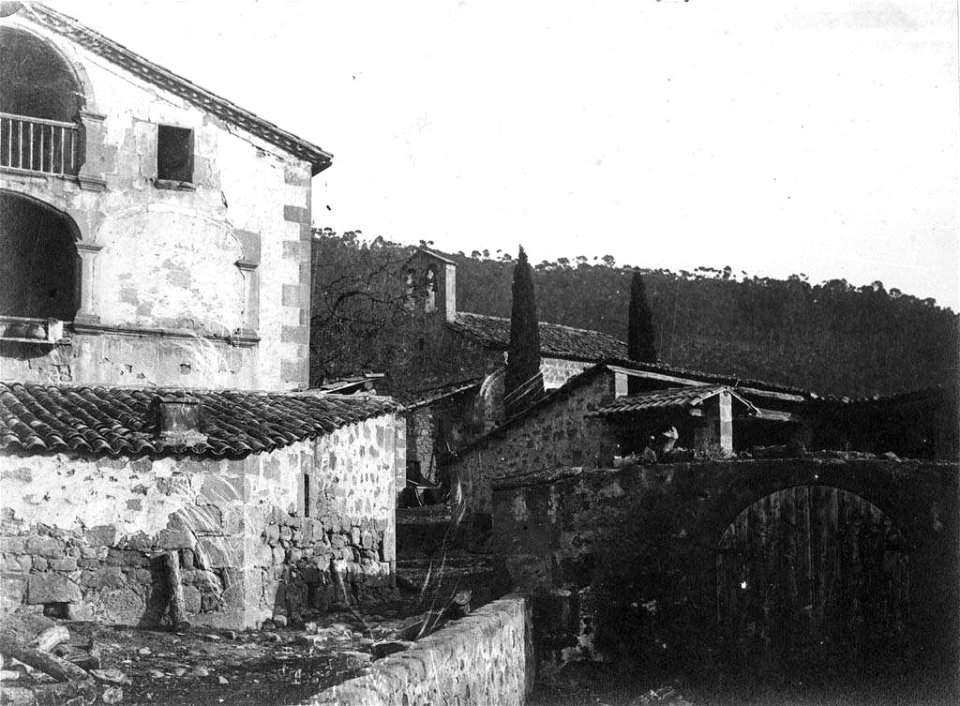 Masia de Navel amb l'Església al fons