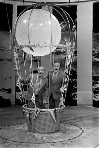 Piet Bambergen (l) en René van Vooren staand in een ballonmand, Bestanddeelnr 924-3614