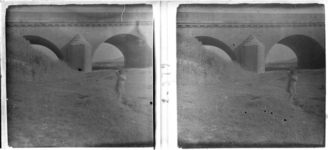 Noia gitana al costat del pont de Molins de Rei