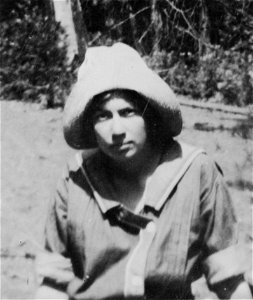 Marguerite Thompson Zorach, half-length portrait, outdoors LCCN2007680358 (cropped)