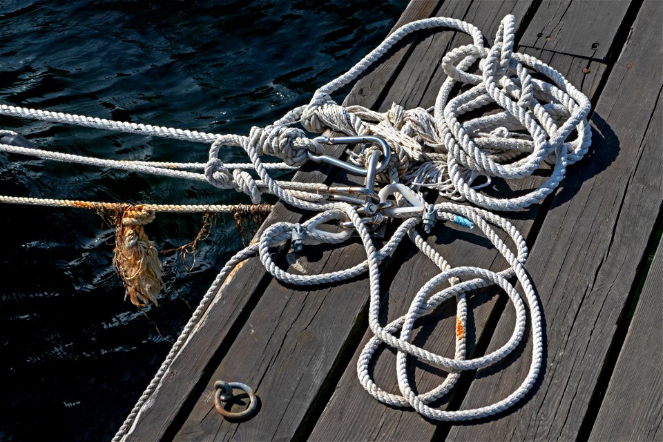 Messy white mooring ropes
