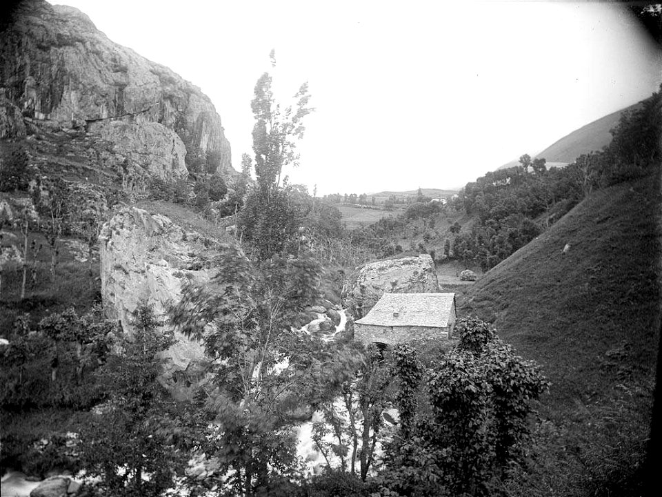 Molí del poble de Bagergue entre muntanyes