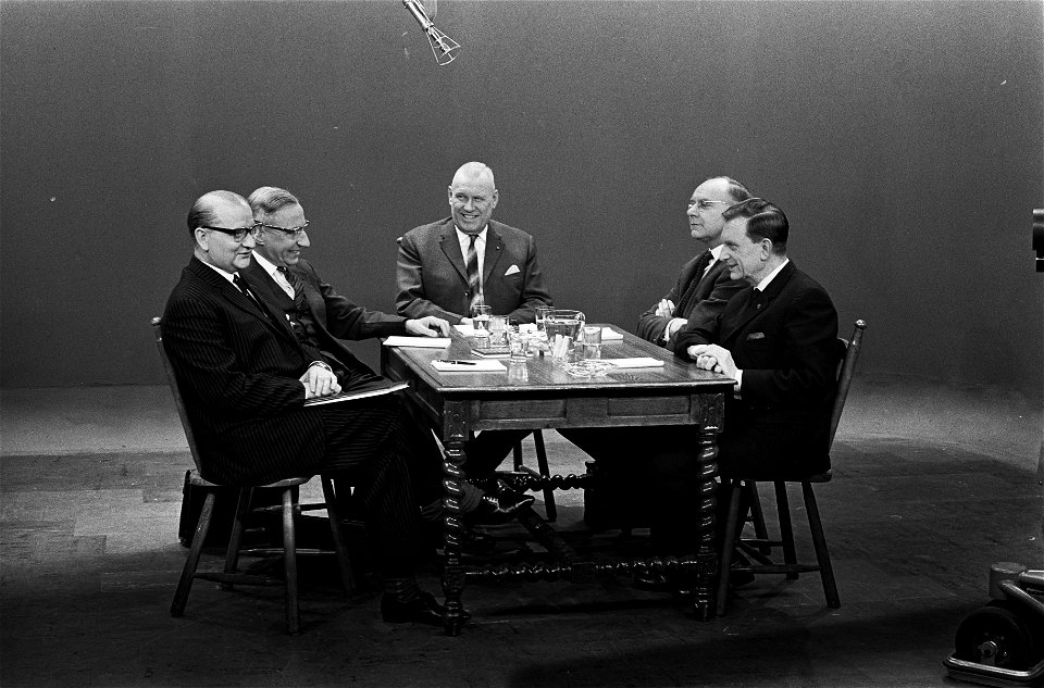 TV-debat tussen KVP en PvdA van links naar rechts dr. W. L. P. de Kort (KVP), pr, Bestanddeelnr 915-0440