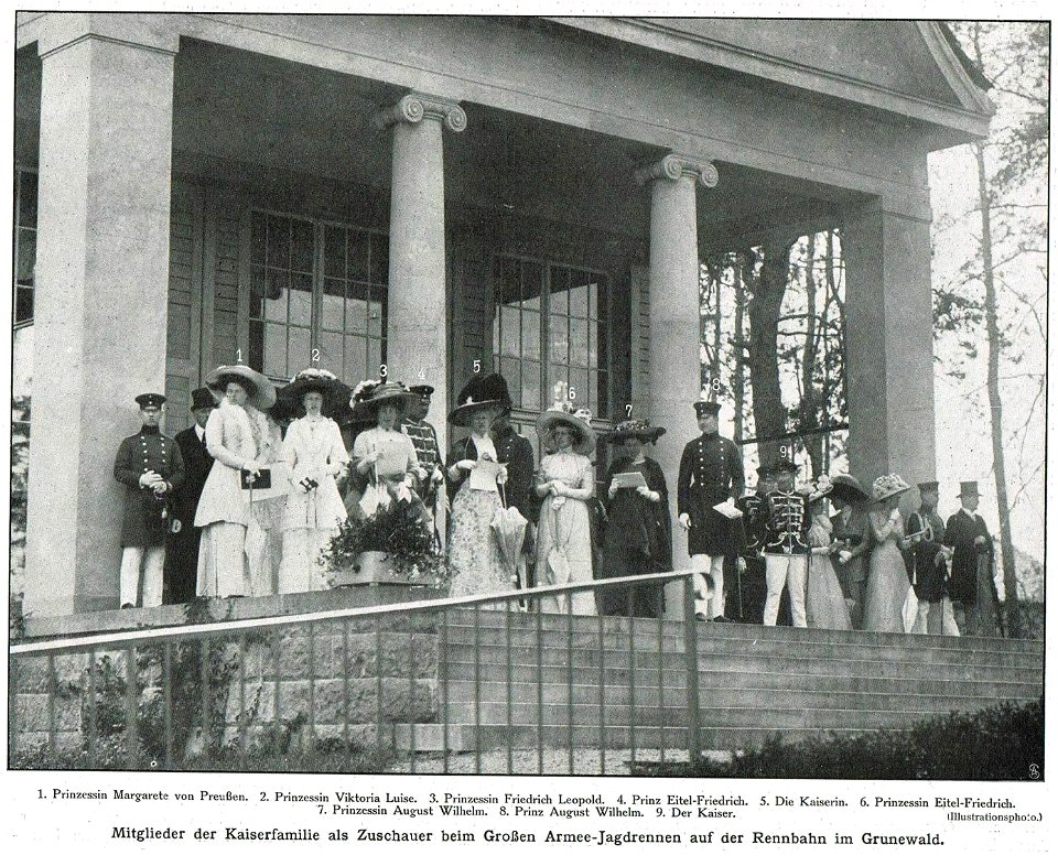 Mitglieder der Kaiserfamilie als Zuschauer beim Großen Armee-Jagdrennen auf der Rennbahn im Grunewald, 1910