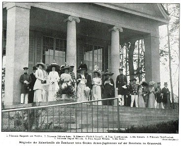 Mitglieder der Kaiserfamilie als Zuschauer beim Großen Armee-Jagdrennen auf der Rennbahn im Grunewald, 1910
