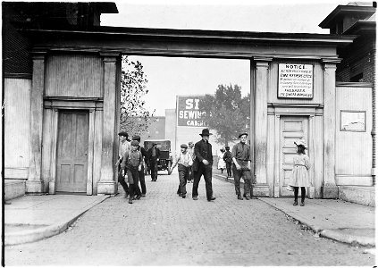 Noon hour, Singer Mfg. Co. Boys work there, girls carry lunch. South Bend, Ind. - NARA - 523101 photo