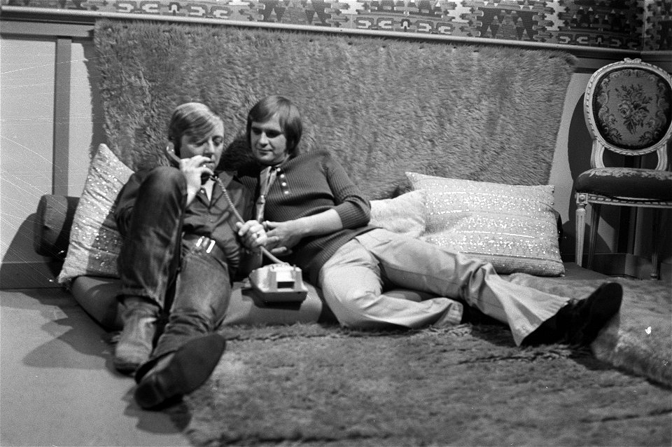 TV (l) Aart Staartjes, (r) Fred Florusse in scène, Bestanddeelnr 925-1267
