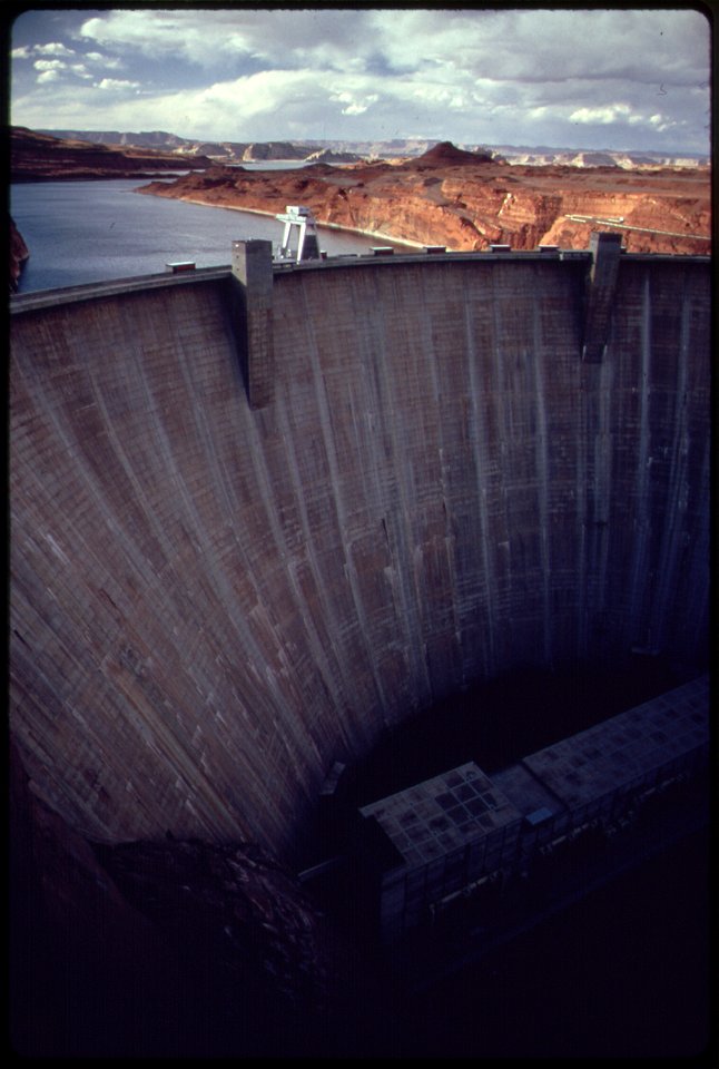 Man-Made Lake Powell and Glen Canyon Dam (4266514546)