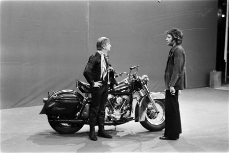 TV-opnamen van AVRO Het Beste Leen Jongewaard met motorfiets, Bestanddeelnr 924-0201