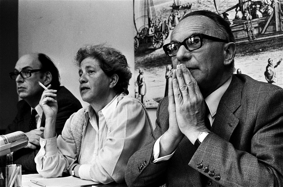 Persconferentie van de Nederlandse Orde van Advocaten, in Nieuwspoort vlnr Kuyp, Bestanddeelnr 927-9272