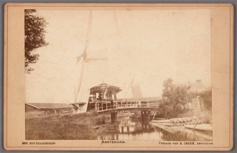 Molen De Steur aan de Steurweg gezien van het bruggetje dat toegang geeft tot de werf van molen De Witte Duif. Op de achtergrond Het Leidsche Wapen. Links de berm van de Buitensingelweg photo