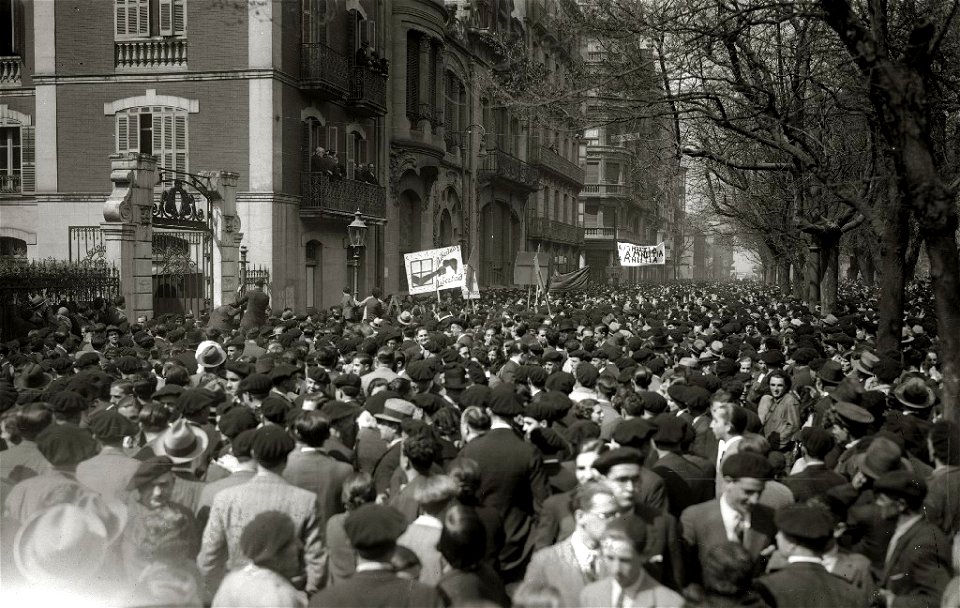 Manifestación por las calles de San Sebastián (12 de 14) - Fondo Car-Kutxa Fototeka