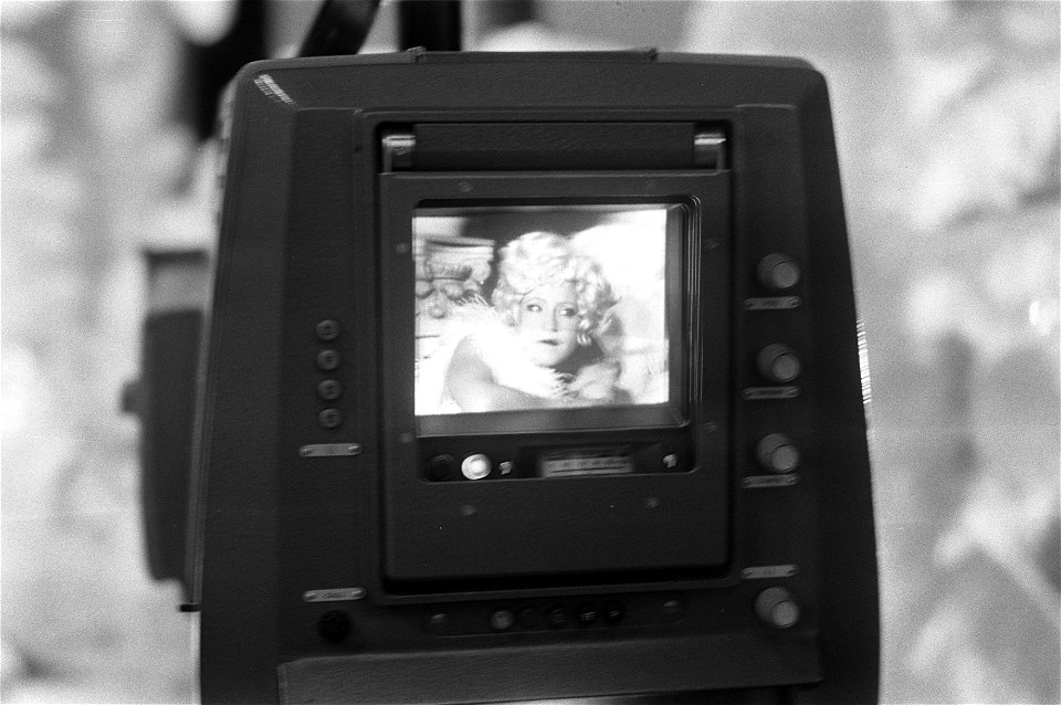 TV Jasperina Show , Jasparina de Jong gezien door het scherm van een tv-camera, Bestanddeelnr 925-1508