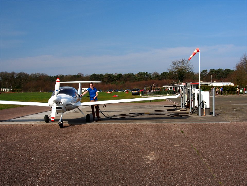 PH-SKM, HOAC DV20 Katana tanking at Hilversum Airport (ICAO EHHV), photo4