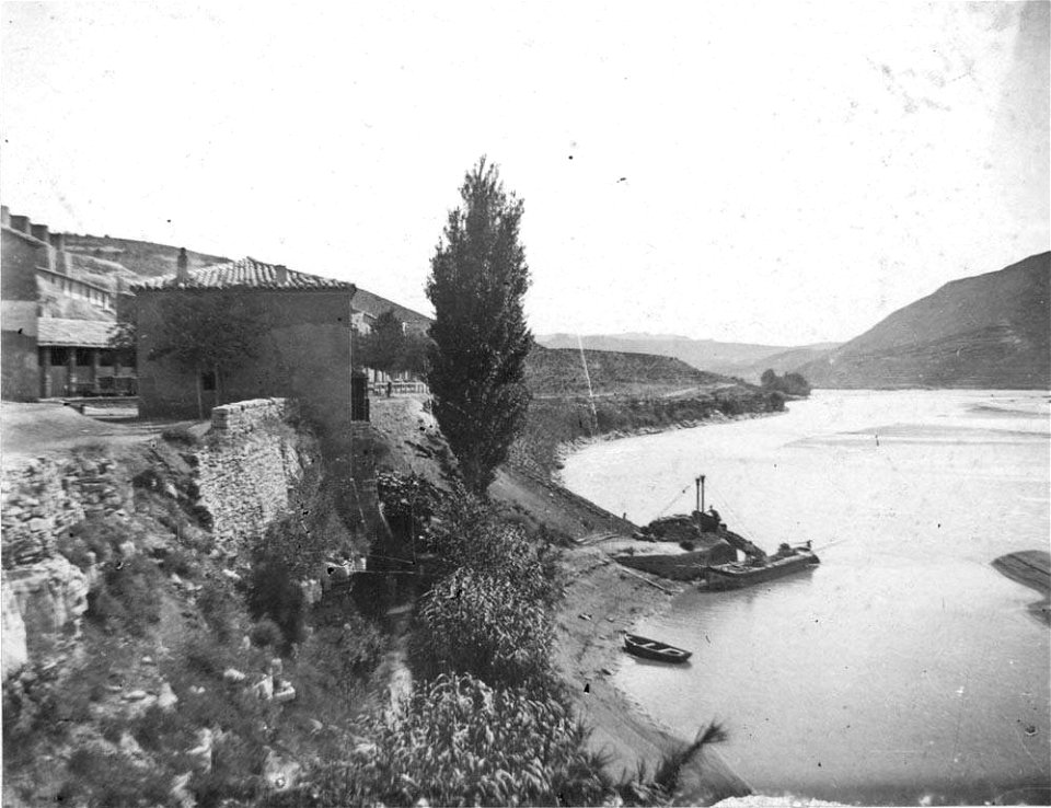 Mines de carbó al marge del riu Segre, alguns edificis i embarcacions