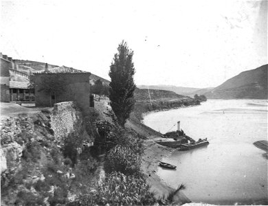 Mines de carbó al marge del riu Segre, alguns edificis i embarcacions photo