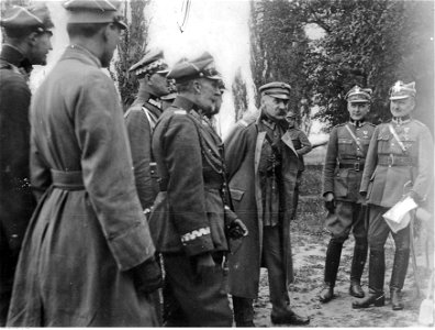 Józef Piłsudski z oficerami Wojska Polskiego (22-516)