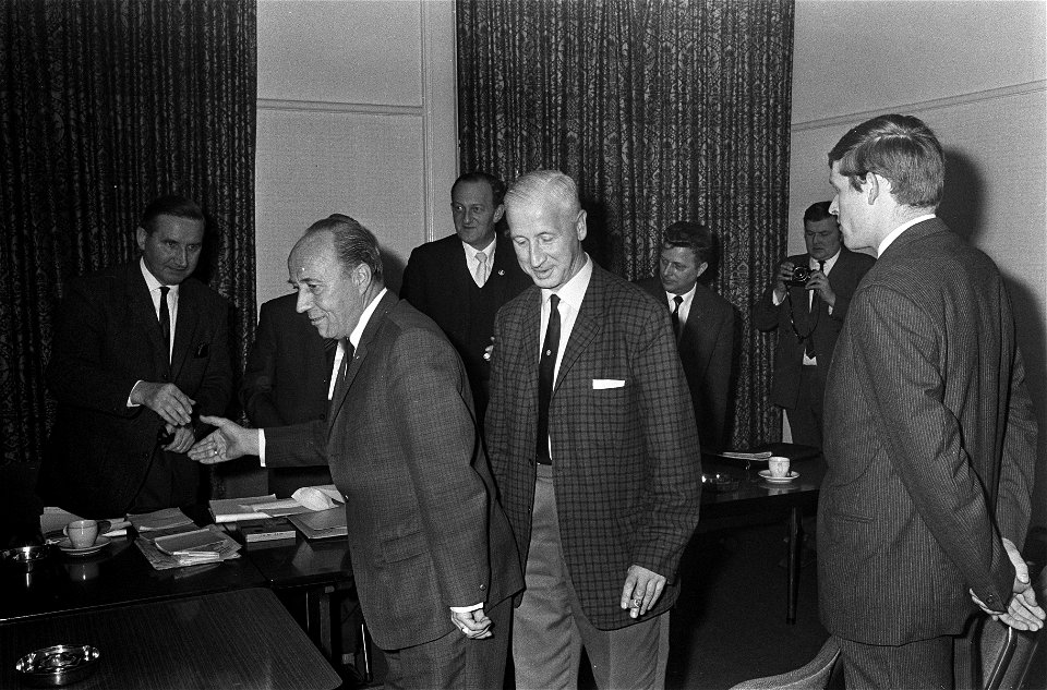 Piet Keizer voor strafcommissie te Utrecht. Delegatie van Ajax Ajax-penningmeest, Bestanddeelnr 920-8527