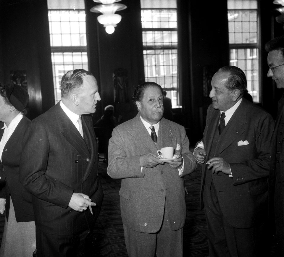 Pierre Monteux in Amsterdam links Wethouder De Roos rechts R. Mengelberg, Bestanddeelnr 905-1074