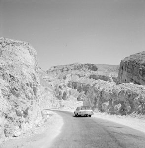 Personenwagen op de weg naar Eilat en het omliggende landschap, Bestanddeelnr 255-3351 photo
