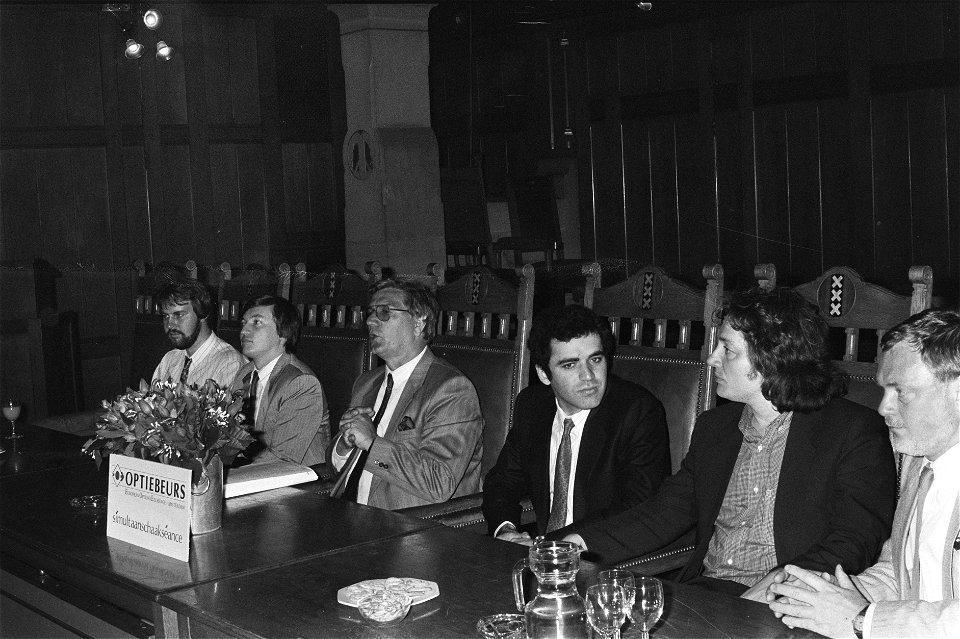 Persconferentie schakers (v.l.n.r.) Van der Wiel , Karpov optiebeurs-directeur W, Bestanddeelnr 933-9649