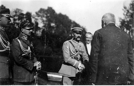 Józef Piłsudski z oficerami i osobami cywilnymi (22-521) photo