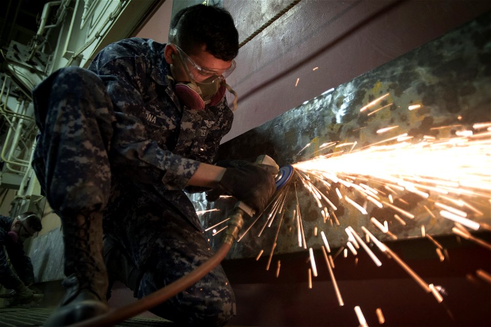 Maintenance aboard USS Bonhomme Richard (LHD 6) 161228-N-WF272-256
