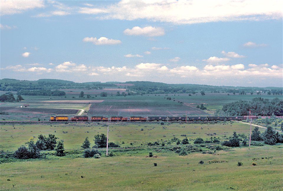 CNW 4142 ex-CRIP GP7R West of Waukesha, WI in July 1982 (32377119836)