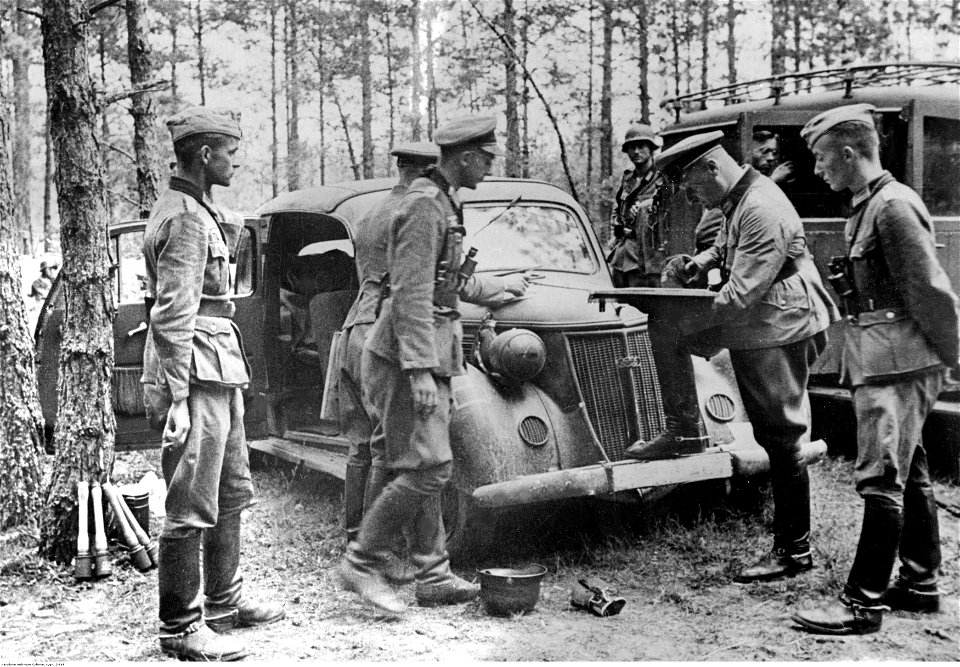 Pułkownik Hans Bergen wydaje rozkazy swoim oficerom na froncie wschodnim (2-669)