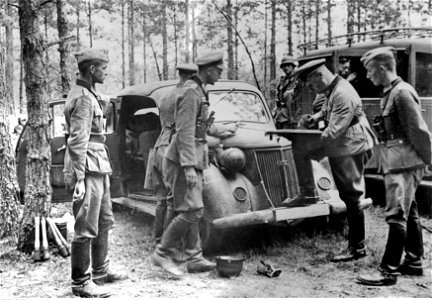 Pułkownik Hans Bergen wydaje rozkazy swoim oficerom na froncie wschodnim (2-669)