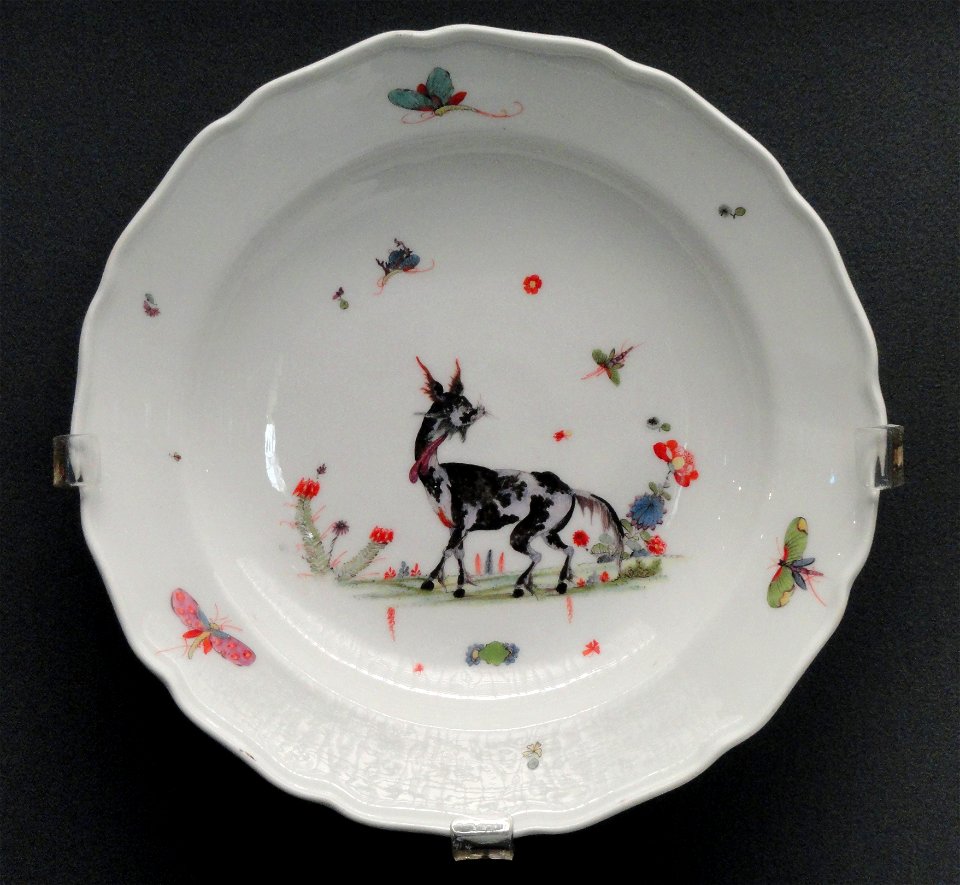 Plate, c. 1740, Meissen, hard-paste porcelain, overglaze enamels, gilding - Gardiner Museum, Toronto - DSC00919