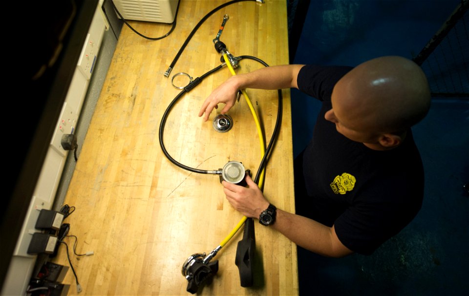 Maintenance on Dive Regulator 131009-N-OM642-019