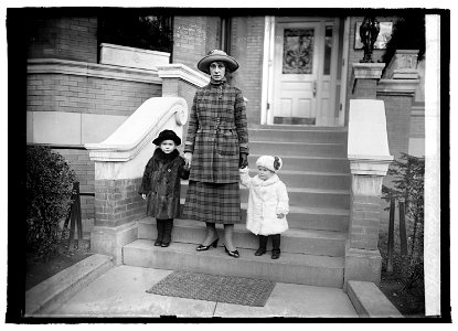 Madam Von Thurman & children, 12-29-21 LCCN2016845915 photo