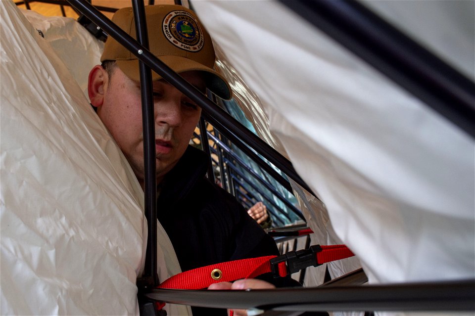 NMRTC Bremerton Sailors setup DECON tents (49749097078)