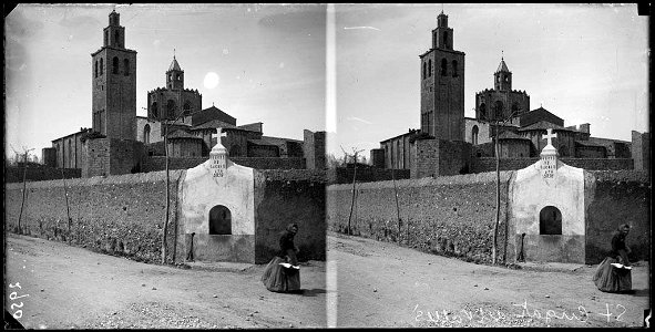 Una dona passant per davant del monestir de Sant Cugat del Vallès