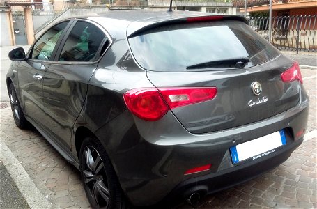2010_Alfa_Romeo_Giulietta_rear