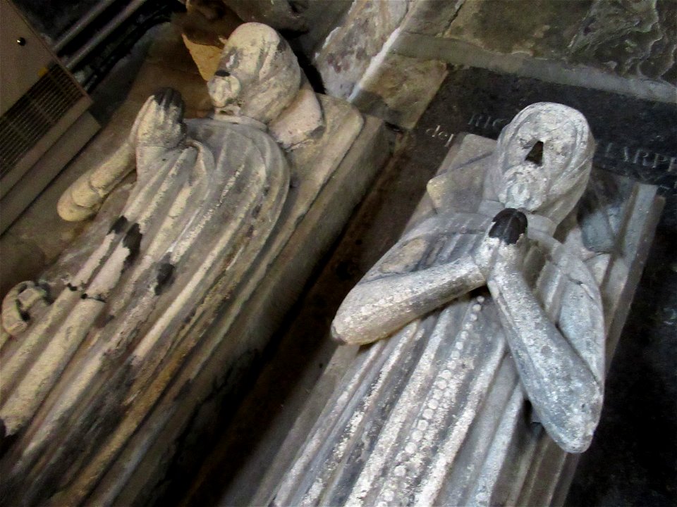 Twin effigies, Shrewsbury Abbey 02