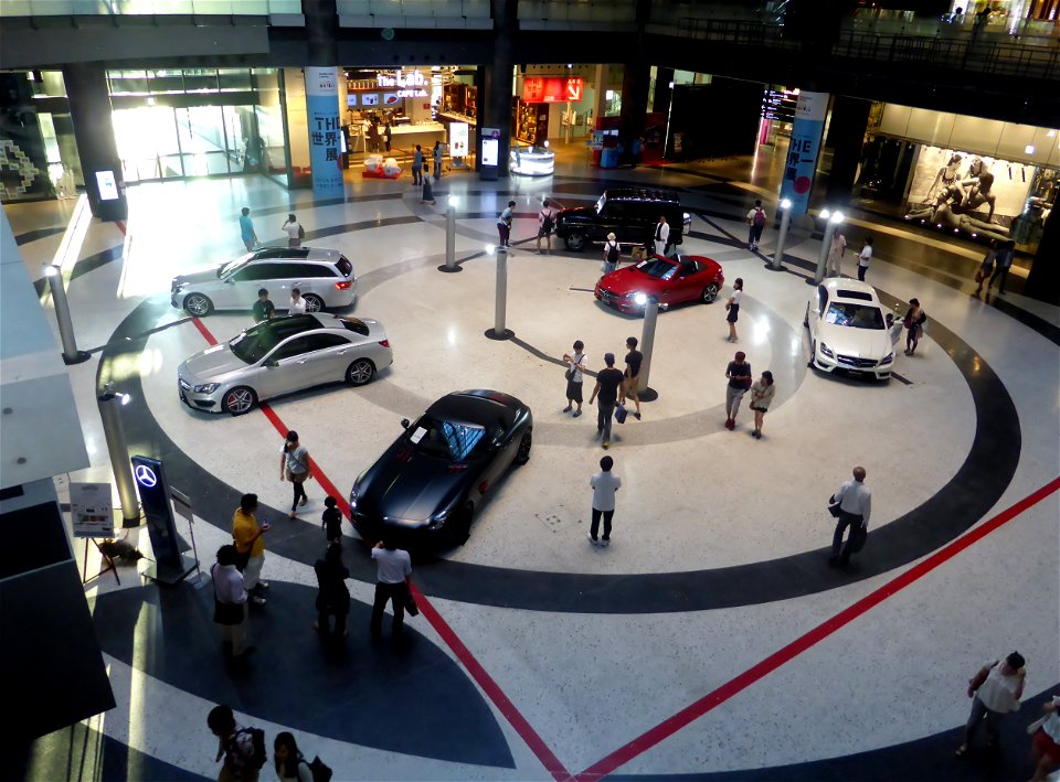 Mercedes-Benz Stand Satellite