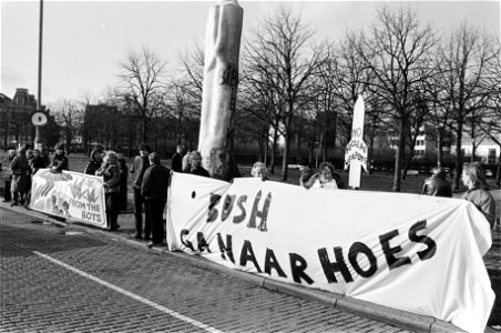 Picket-line bij het Amerikaans consulaat in Amsterdam tegen het bezoek van de vi, Bestanddeelnr 932-4867 photo