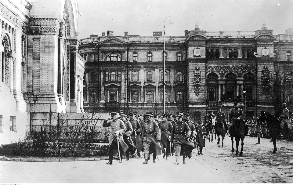 Naczelnik Państwa z grupą oficerów na placu Saskim w Warszawie (22-515) photo